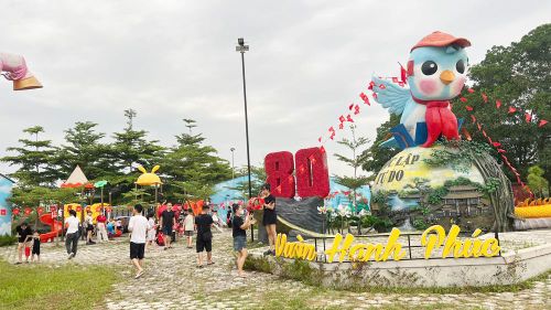  Điểm vui chơi “Vườn Hạnh phúc”, xã Hợp Thịnh thu hút nhiều người đến tham quan, trải nghiệm. 