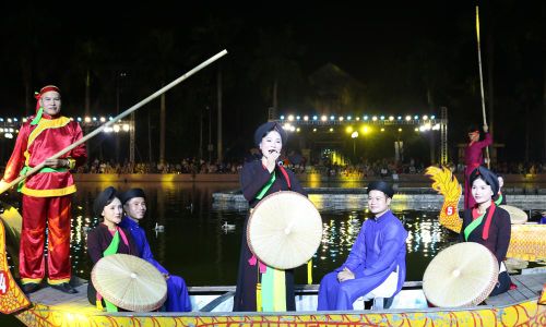  Các nghệ sĩ, diễn viên mang đến cho khán giả những làn điệu dân ca Quan họ thiết tha, sâu lắng.  
