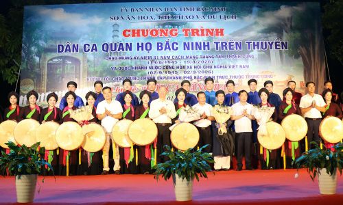  Lãnh đạo Sở Văn hóa, Thể thao và Du lịch tặng hoa chúc mừng tập thể nghệ sĩ, diễn viên Nhà hát Dân ca Quan họ Bắc Ninh.  