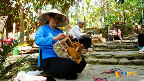 Đôi bàn tay khéo léo của người phụ nữ Thạnh Bình đan lát các sản phẩm từ mo cau khiến du khách trầm trồ thích thú. Ảnh: D.LỆ