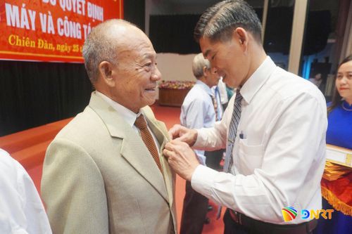 Thường trực Đảng ủy xã Chiên Đàn trao Huy hiệu 45 năm tuổi Đảng cho đảng viên Đặng Việt Bảo. Ảnh: N.ĐOAN