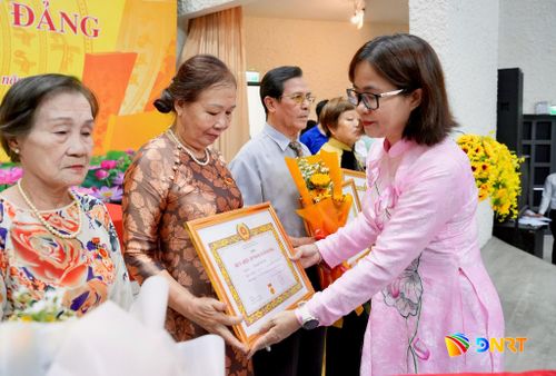 Bí thư Đảng ủy phường Hải Châu Trần Thị Kim Hoa trao Huy hiệu Đảng đợt 2/9/2026 cho đảng viên. Ảnh: T.CÔNG
