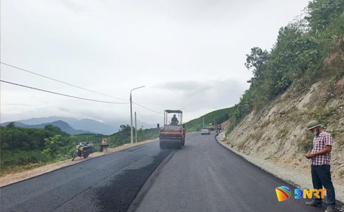 Thảm bê tông nhựa đoạn qua xã Phước Trà vào hôm qua 31/8. Ảnh: CÔNG TÚ - XUÂN SƠN