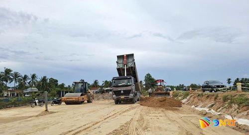 Thi công đắp nền Dự án thành phần 1 hoàn thiện đường ven biển 129, đoạn qua xã Tam Anh. Ảnh: CÔNG TÚ - XUÂN SƠN