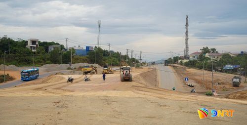 Công trường thi công đường dẫn cầu vượt, thuộc Dự án nút giao quốc lộ 14B với cao tốc Đà Nẵng - Quảng Ngãi. Ảnh: XUÂN SƠN - CÔNG TÚ