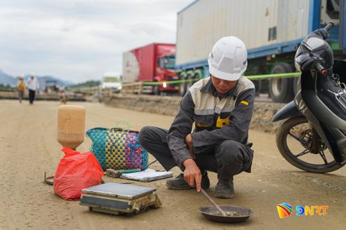 Kiểm tra cấp phối đá dăm nền đường các nhánh tuyến. Ảnh: CÔNG TÚ - XUÂN SƠN