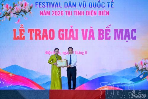 Phó Chủ tịch UBND tỉnh Nguyễn Minh Phú trao Bằng khen cho Tổng Giám đốc Công ty Cổ phần Truyền thông HVL Media Nguyễn Phương Loan.