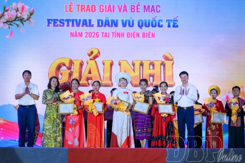 Ban Tổ chức trao giải Nhì cho các đội.