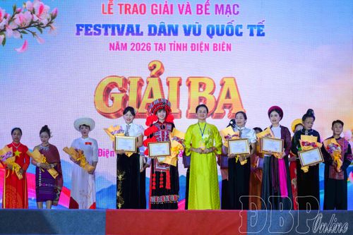 Ban Tổ chức trao giải Ba cho các đội.