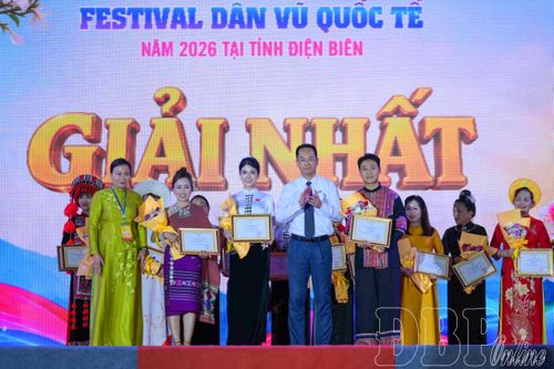 Ban Tổ chức trao giải Nhất cho các đội.