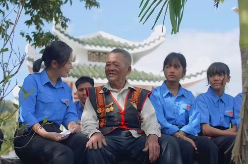  ĐVTN xã Al Bá lắng nghe chuyện chiến đấu của cựu chiến binh Đinh Đôm. Ảnh: ĐVCC 