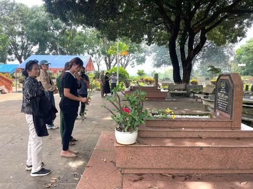  Các bạn trẻ thắp hương tưởng niệm Anh hùng A Sanh nhân kỷ niệm 79 năm Ngày Thương binh - Liệt sĩ. Ảnh: P.D 