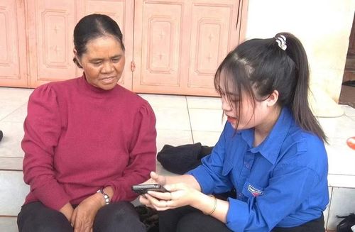  Đoàn thanh niên xã Chư Păh hướng dẫn người dân sử dụng các ứng dụng, thanh toán bằng điện thoại thông minh, mua bán trực tuyến và phòng, chống lừa đảo trên không gian mạng. Ảnh: P.N 