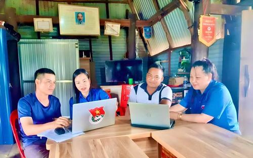  Cán bộ thôn Bi Giông thực hành sử dụng máy tính dưới sự hướng dẫn của đoàn viên Đoàn xã Pờ Tó. Ảnh: M.C 