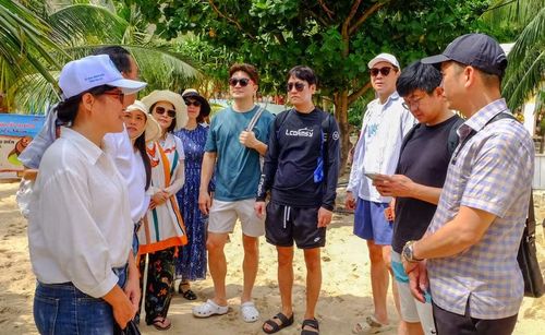  Đoàn doanh nghiệp du lịch Hàn Quốc khảo sát các điểm đến ở Quy Nhơn - Gia Lai để tìm hiểu nhu cầu thị trường và xây dựng sản phẩm phù hợp. Ảnh: Đ.N 