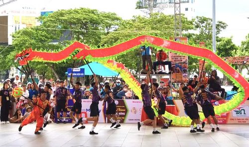  Đội Huỳnh Trung Đường (tỉnh An Giang) đoạt giải nhất nội dung múa rồng Liên hoan Lân Sư Rồng Quốc tế Quy Nhơn - Gia Lai 2026. Ảnh: H.T 