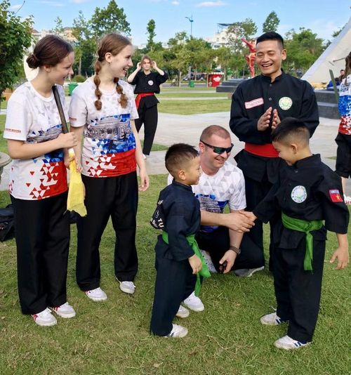  Các võ sư, võ sinh môn phái Nam Thiếu Lâm Tự Sơn Đông Việt Nam ở Thái Nguyên giao lưu với võ sinh môn phái Tinh Võ Đạo (Nga) tại Liên hoan Quốc tế Võ cổ truyền Việt Nam lần thứ IX - Gia Lai 2026. Ảnh: H.T 