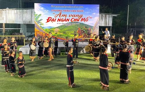  Chương trình văn nghệ “Âm vang đại ngàn Chư Mố” trong Ngày hội văn hóa - leo núi xã Ia Tul lần thứ I - năm 2026. Ảnh: V.C 