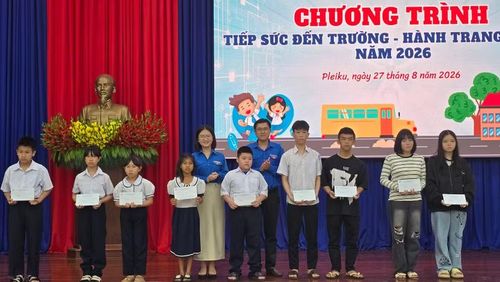  Học sinh có hoàn cảnh khó khăn tại phường Pleiku nhận quà từ chương trình “Tiếp sức đến trường - Hành trang cho em”. Ảnh: H.H 