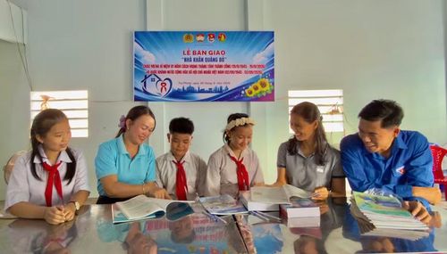  Ngoài căn nhà mới, Khang (thứ 3 từ trái sang) cùng chị được tặng thêm sách vở, balo... ngay trước khi năm học mới chính thức bắt đầu. Ảnh: D.L 