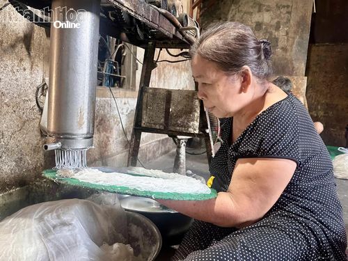 Bà Nguyễn Thị Kim Lan bắt từng sợi bánh hỏi theo phương pháp thủ công.