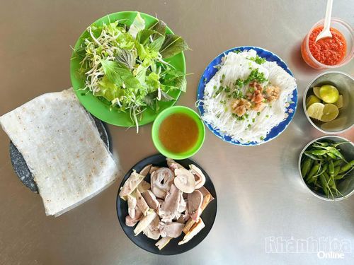 Bánh hỏi Phước Khánh ăn kèm lòng heo, rau sống và nước chấm.