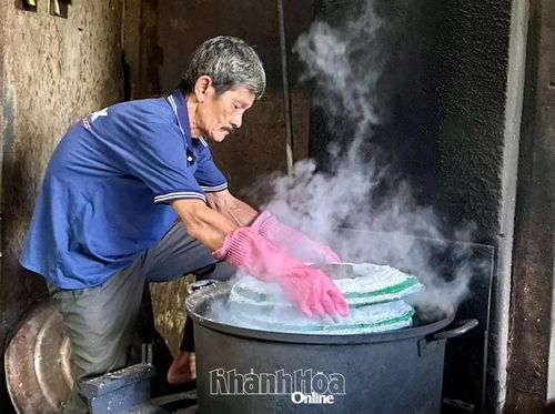 Ông Nguyễn Lễ hấp những vỉ bánh hỏi vừa được bắt xong.