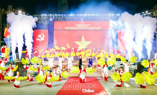 Tiết mục “Bài ca Hồ Chí Minh” được dàn dựng trang trọng, giàu cảm xúc.