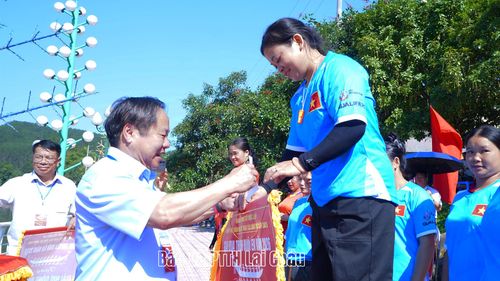 Đồng chí Tống Thanh Hải – Phó Chủ tịch Thường trực UBND tỉnh trao giải cho đội xuất sắc.