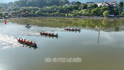 Các đội thi đấu hết mình trên hồ Than Uyên.