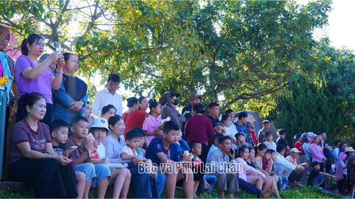 Đông đảo người dân, du khách có mặt cổ vũ, theo dõi giải.