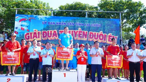 Các đại biểu chụp ảnh lưu niệm cùng các đội đua thuyền đuôi én.