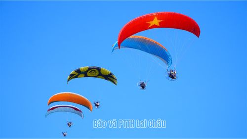 Dù lượn tại xã Than Uyên chào mừng Tết Độc lập.
