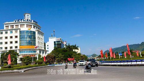 Trung tâm tỉnh Lai Châu trang hoàng rực rỡ cờ chào mừng Quốc khánh 2/9.
