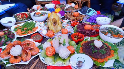 Mâm cơm với đa dạng món ăn mang đậm bản sắc dân tộc.