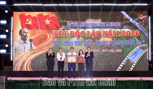 Hội đồng xác lập kỷ lục Việt Nam trao xác lập kỷ lục "Vòng xòe đoàn kết" dành cho cộng đồng gắn liền với ngày hội Tết Độc lập 2/9, được tổ chức với quy mô lớn và duy trì liên tục trong nhiều năm cho xã Than Uyên.