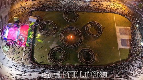Vòng xòe đoàn kết với chủ đề "Lung linh sắc màu Than Uyên - Lai Châu" tại xã Than Uyên.