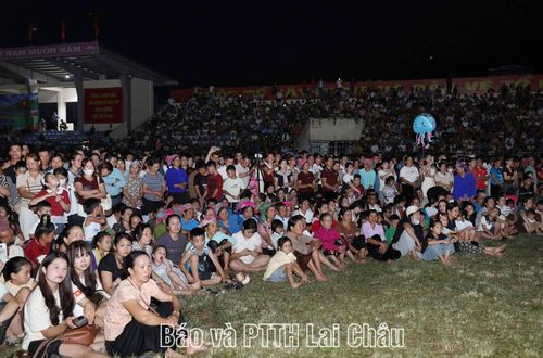 Đông đảo người dân đến xem chương trình nghệ thuật mừng Tết Độc lập.