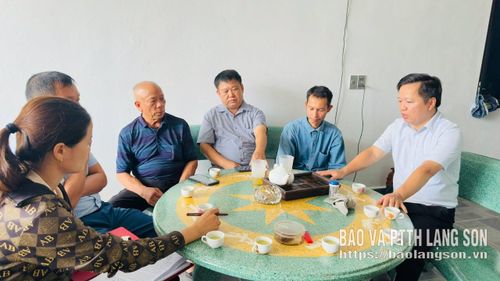 Cán bộ xã Hữu Lũng tuyên truyền, vận động các hộ dân di dời mộ phục vụ dự án Khu công nghiệp VSIP