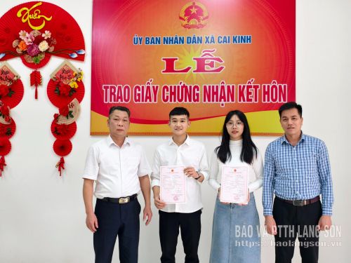 Lãnh đạo UBND xã Cai Kinh trao chứng nhận kết hôn cho người dân trên địa bàn