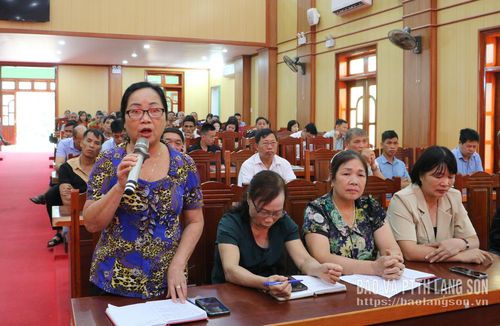 Cử tri xã Bình Gia phát biểu tại hội nghị tiếp xúc cử tri trước kỳ họp thường lệ giữa năm 2026 của HĐND tỉnh khóa XVIII, nhiệm kỳ 2026 – 2031