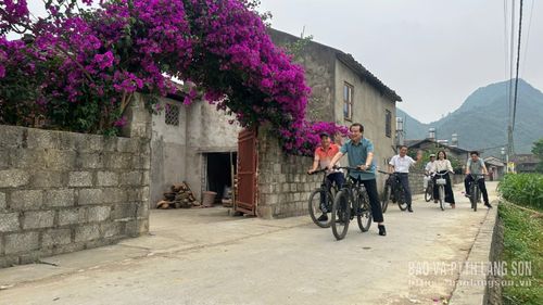 Du khách tham quan, trải nghiệm tại làng du lịch cộng đồng Quỳnh Sơn, xã Bắc Sơn