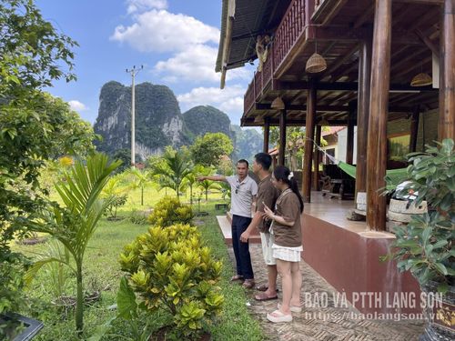 Chủ homestay trên địa bàn xã Hữu Liên giới thiệu phòng nghỉ cho du khách