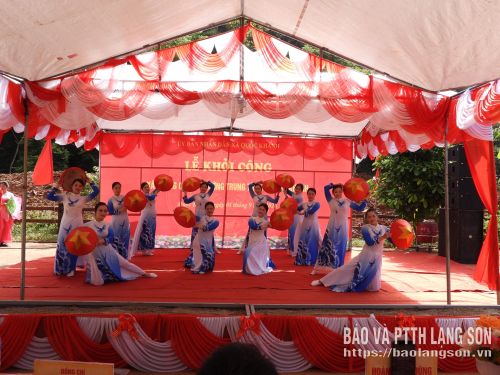 Tiết mục văn nghệ chào mừng lễ khởi công
