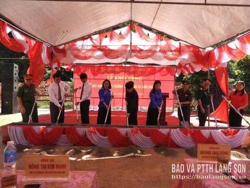 Lãnh đạo Đảng ủy, HĐND, UBND, Ủy ban Mặt trận Tổ quốc xã thực hiện nghi thức khởi công