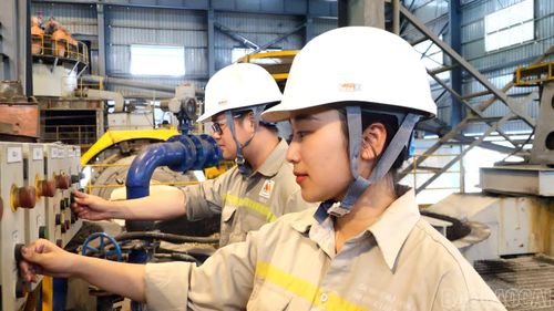 Công nhân Phân xưởng Tuyển khoáng 1, Chi nhánh Mỏ tuyển đồng Sin Quyền duy trì làm việc theo ca trong suốt kỳ nghỉ lễ.