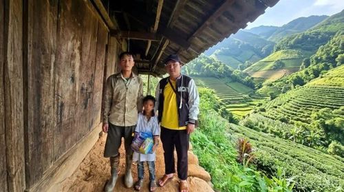 Những trẻ em có bố hoặc mẹ đi cai nghiện, đi chấp hành án phạt tù luôn nhận được sự quan tâm của địa phương.