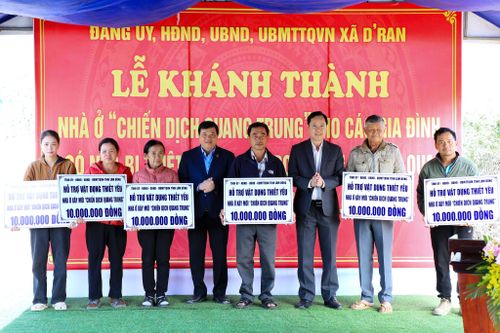 Ủy viên Ban Chấp hành Trung ương Đảng, Bí thư Tỉnh ủy, Trưởng Đoàn ĐBQH tỉnh Lâm Đồng Y Thanh Hà Niê Kđăm và Ủy viên Ban Thường vụ Tỉnh ủy, Phó Chủ tịch Ủy ban MTTQ Việt Nam tỉnh Phạm Triều trao hỗ trợ người dân xã D'ran bị thiệt hại do bão lũ