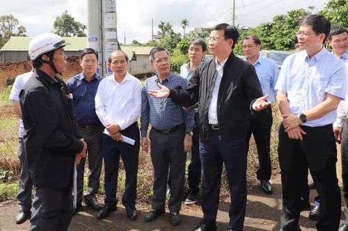 Chủ tịch UBND tỉnh Lâm Đồng Hồ Văn Mười gặp gỡ các hộ dân có đất nằm trong vùng ảnh hưởng của dự án cao tốc Bảo Lộc - Liên Khương (Ảnh: Dương Phong)