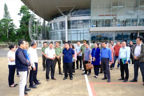 Phó Chủ tịch UBND tỉnh Nguyễn Ngọc Phúc và Phó Chủ tịch UBND tỉnh Đinh Văn Tuấn đi kiểm tra thực tế tại Cảng hàng không quốc tế Liên Khương. Ảnh: Thanh Sa